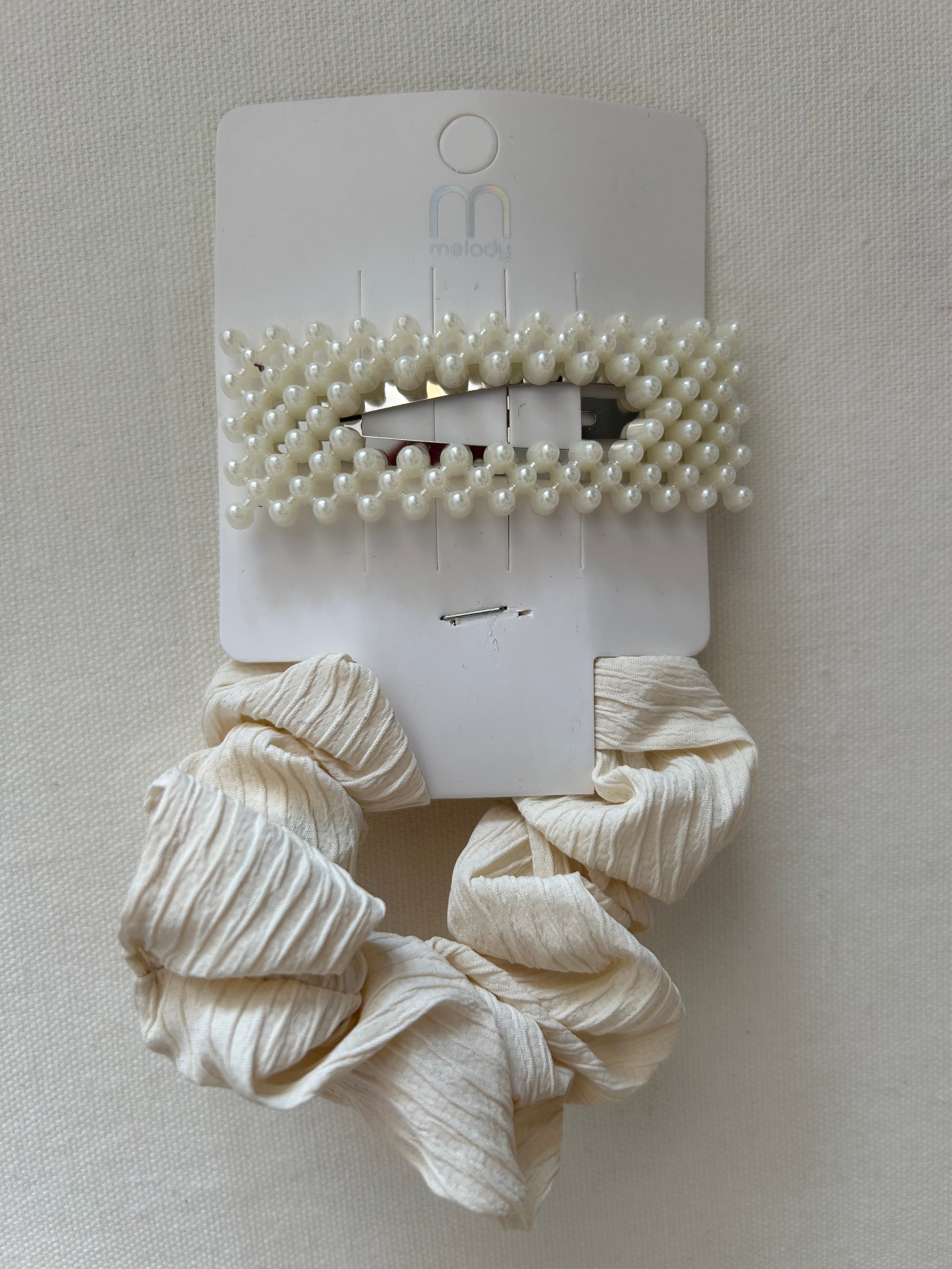 Light cream hair scrunchie & clip