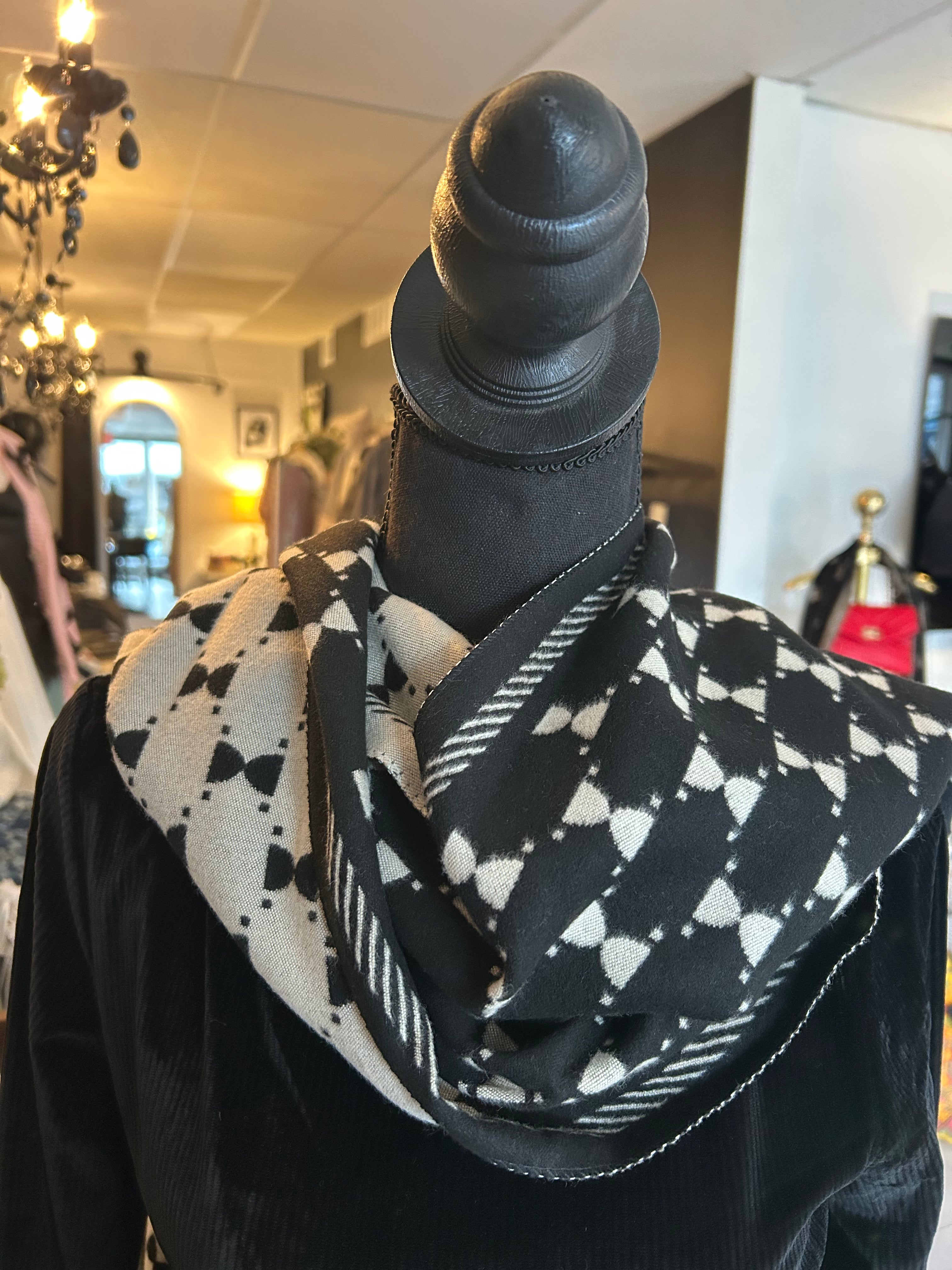 Angela bowtie Kashmir scarf