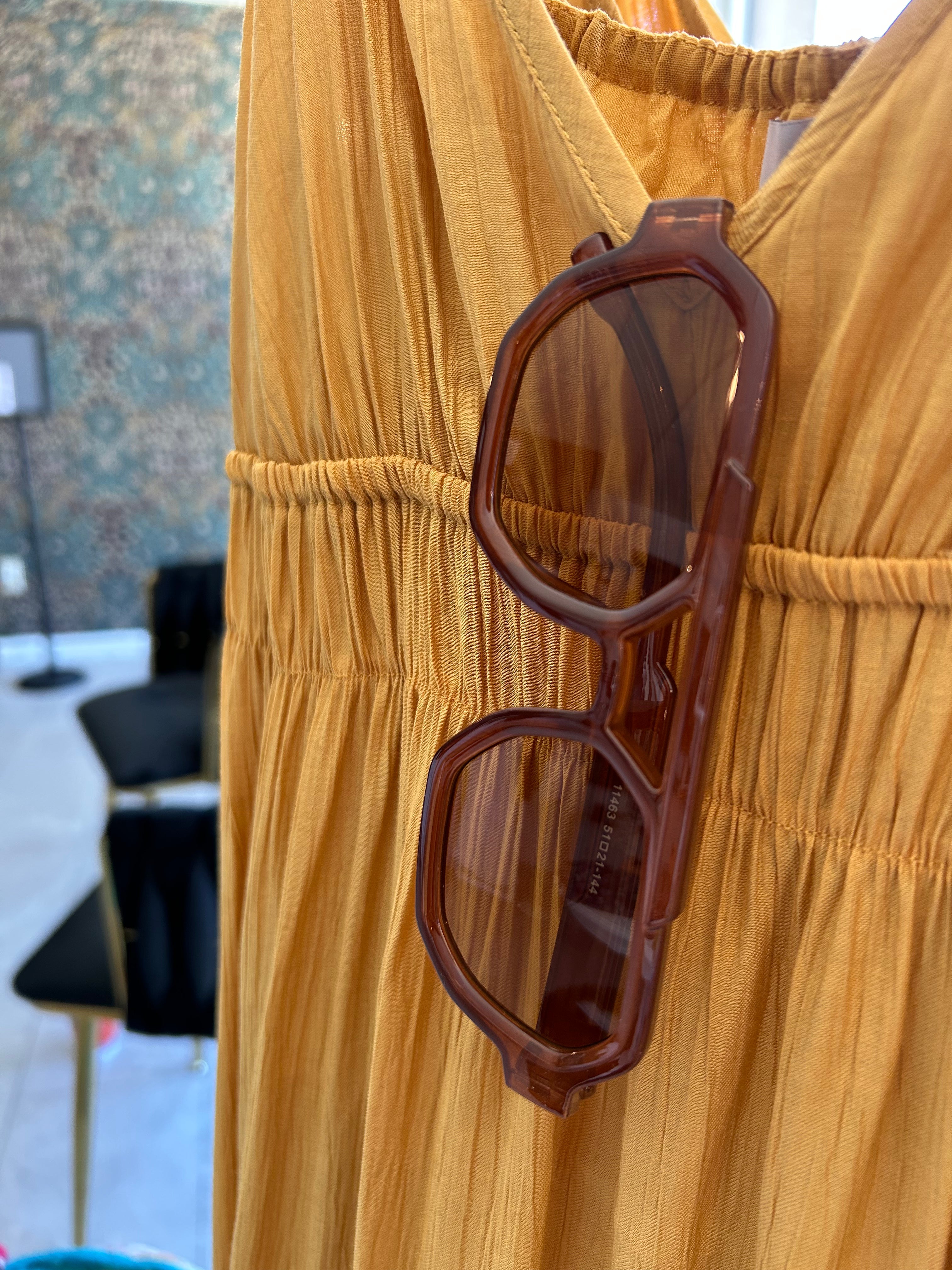 Light brown geometric aviators