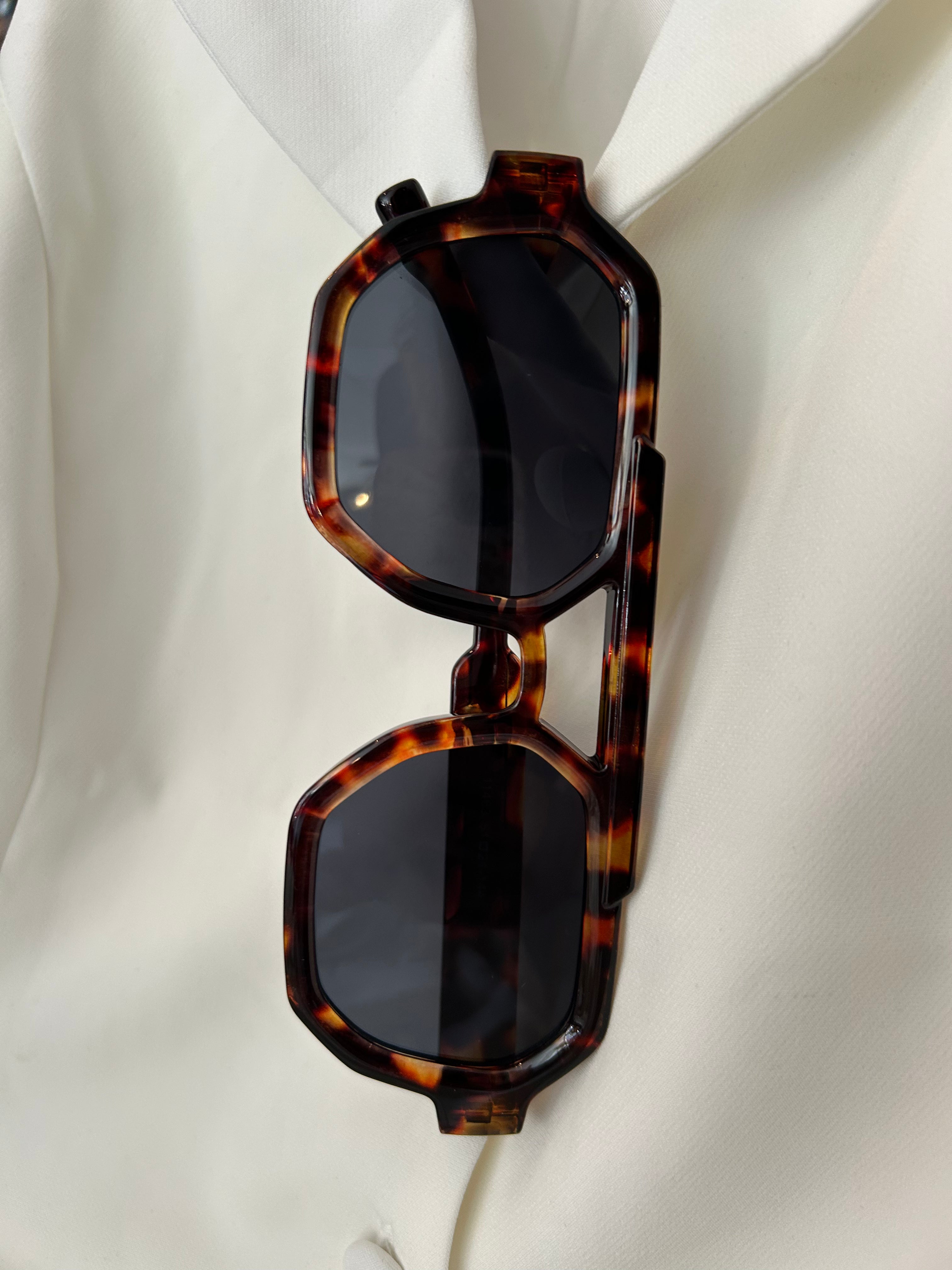 Black Geometric aviators in tortoise ￼